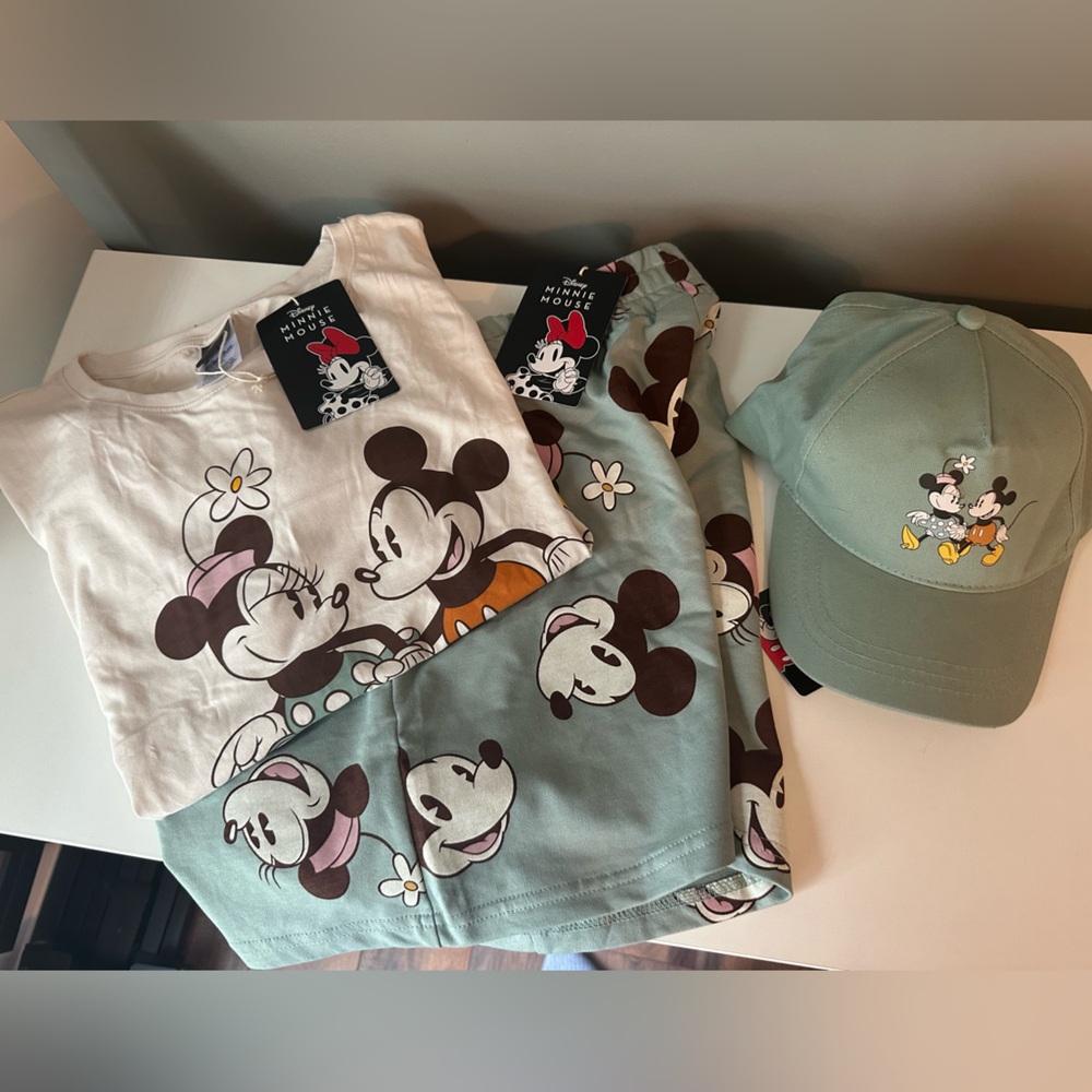 NWT!  Disney Mickey and  Minnie 3 piece comfy set!
